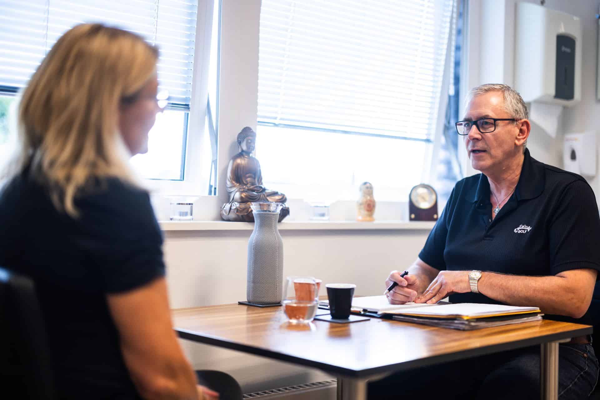 Michael Bisling i samtale med en klient under session med hypnose mod stress hos Bisling Motivationsterapi.