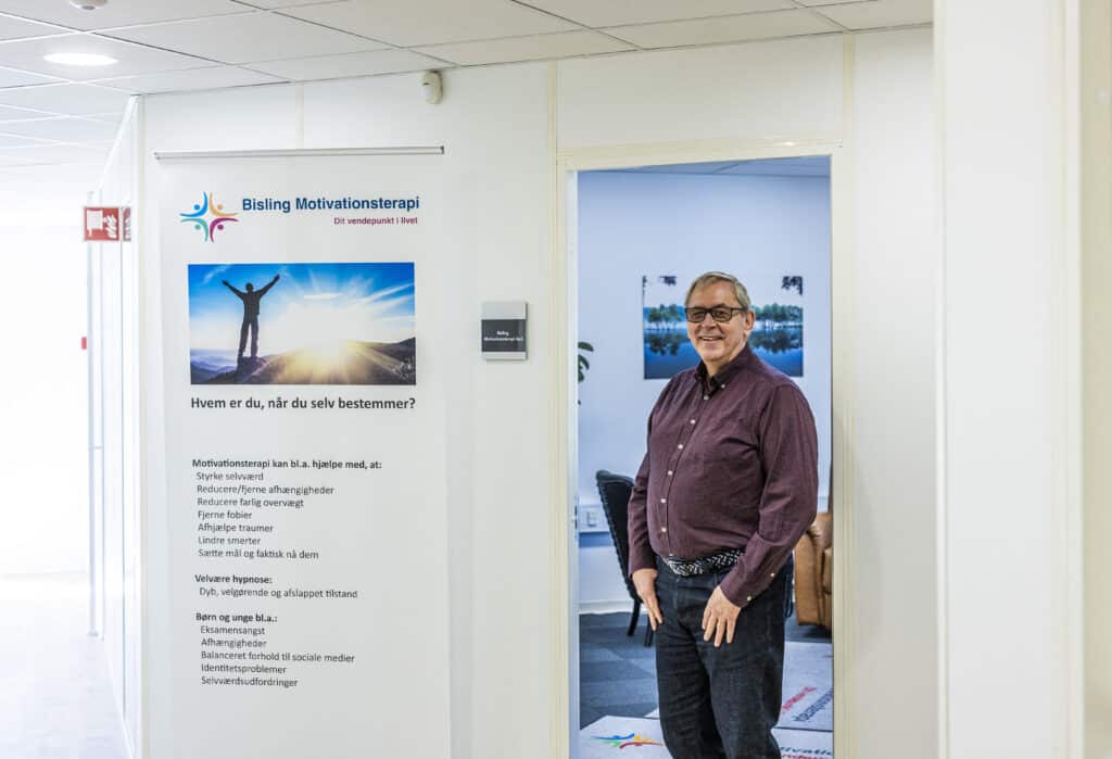 Michael Bisling ved indgang til klinik for hypnose angst