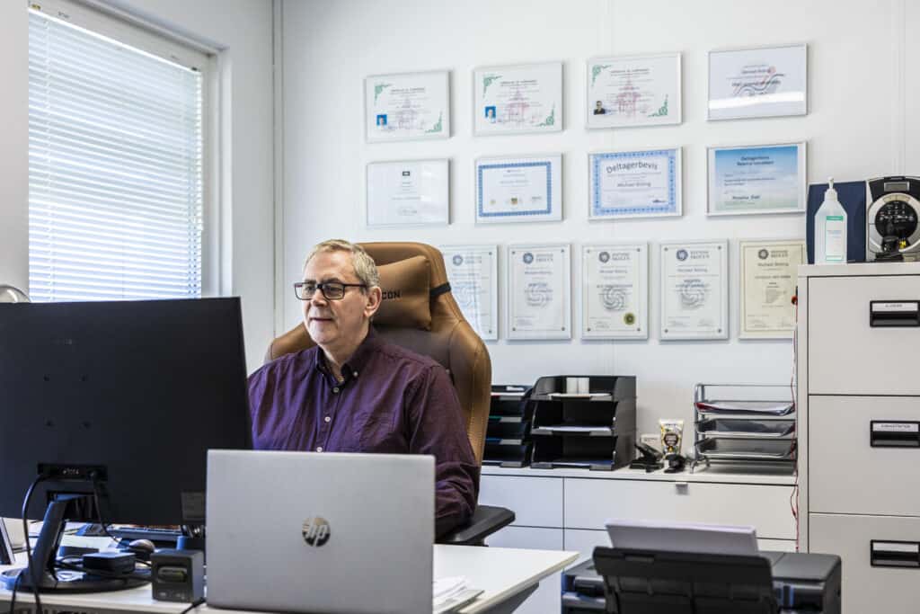 Hypnoterapeut arbejder ved skrivebord i klinik til hypnose angst hos Bisling Motivationsterapi