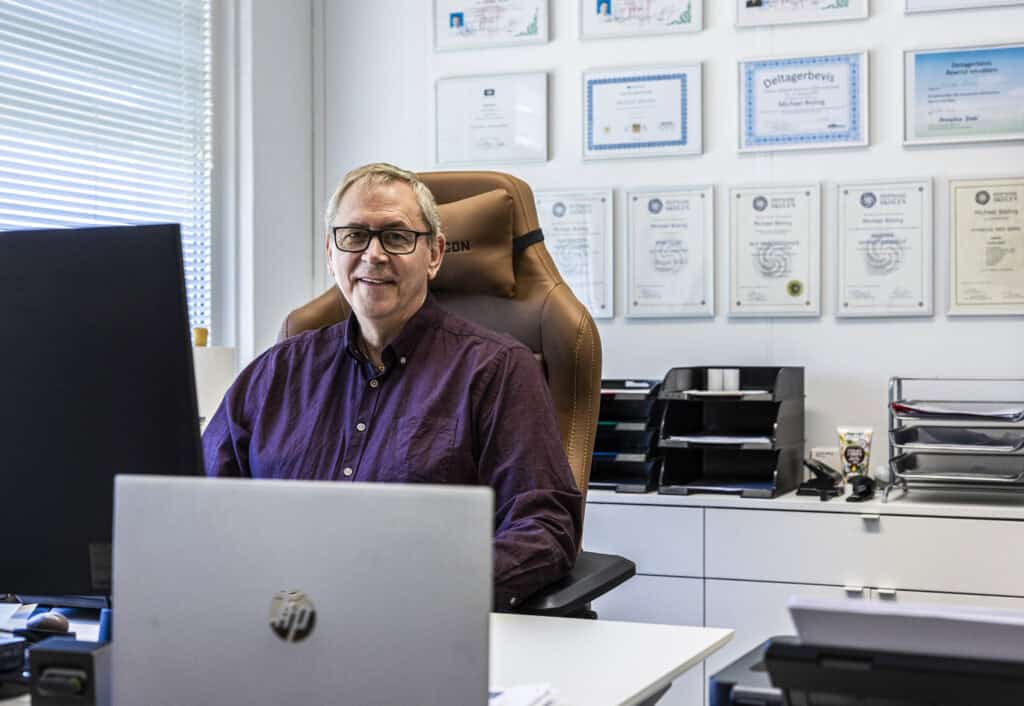 Hypnoterapeut Michael Bisling på sit kontor med erfaring i hypnoterapi børn