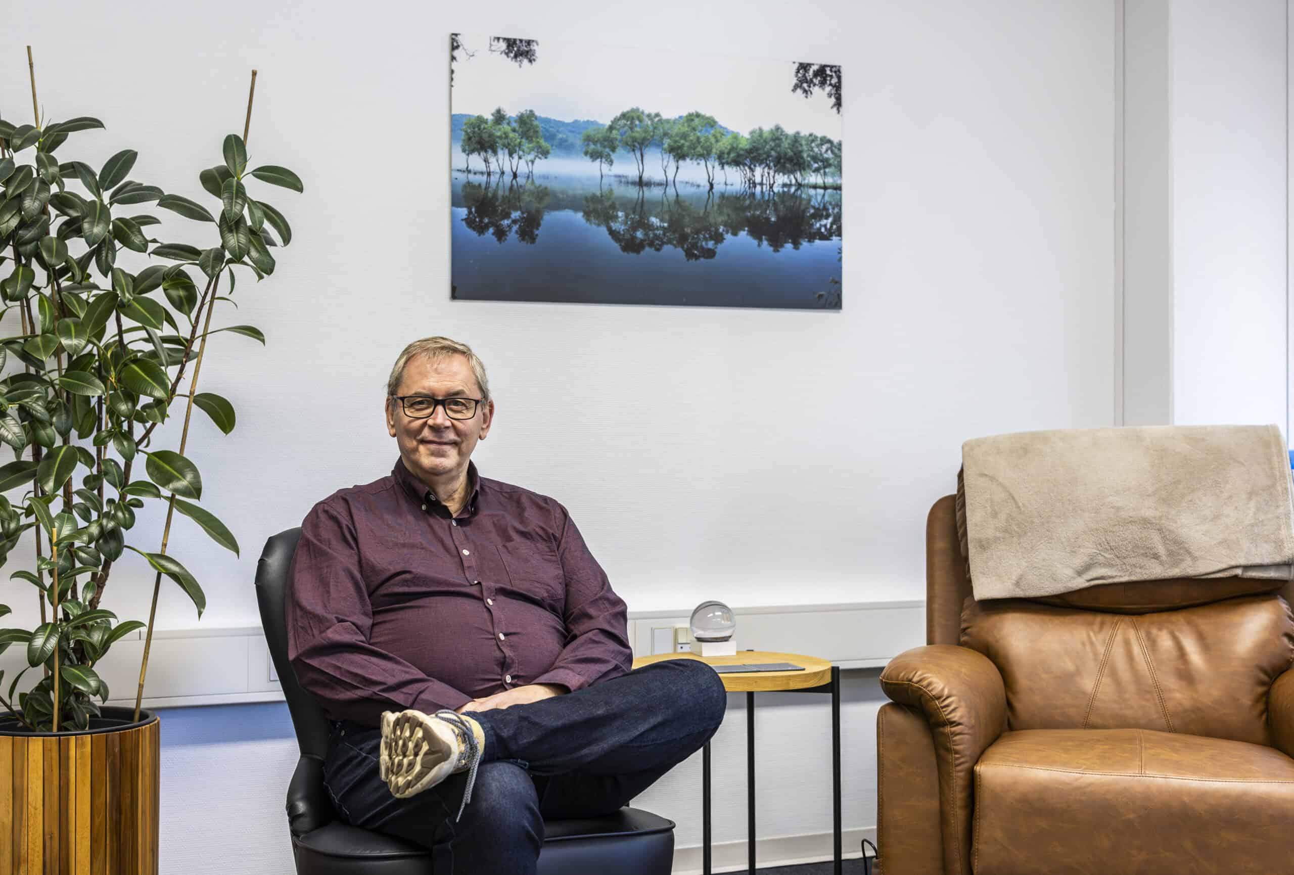Erfaren hypnoterapeut hos Bisling Motivationsterapi sidder i roligt kliniklokale i København.